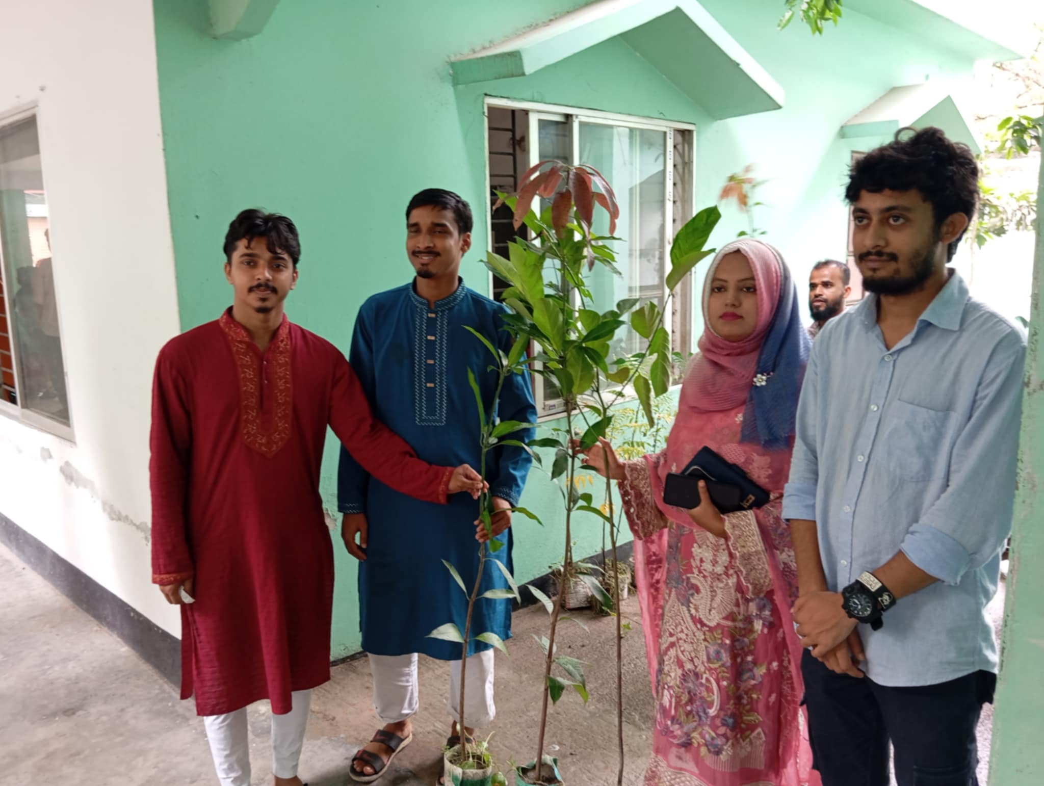 বৈষম্য বিরোধী ছাত্ত্র আন্দোলনের ছাত্রদের মাঝে চারাগাছ বিতরণ